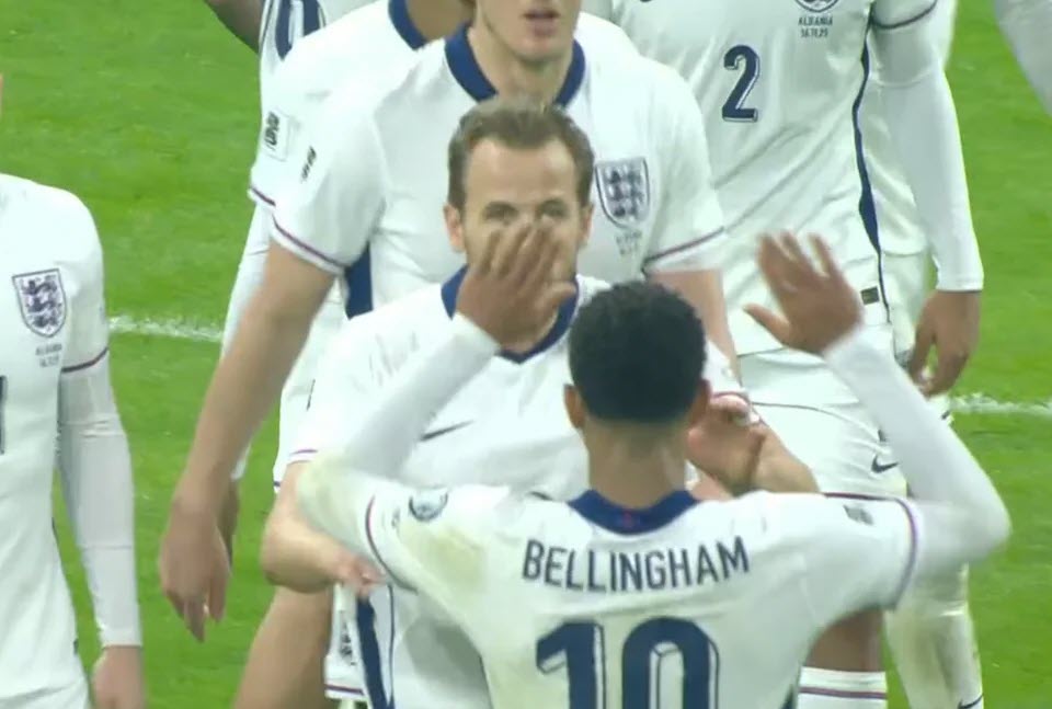 Bellingham sau đó ăn mừng với Kane