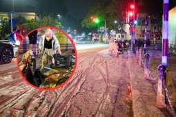 Bùn đất bất ngờ tràn xuống phố Hà Nội, người và xe ngã hàng loạt