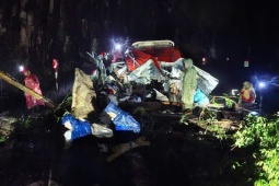 Sạt lở núi đè ôtô khách ở Khánh Hòa, 6 người chết