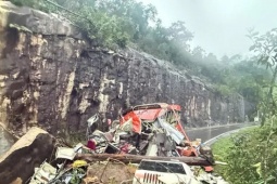 Sạt lở trên đèo Khánh Lê trúng ô tô khách, 6 người tử vong