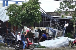CLIP: Lốc xoáy kinh hoàng ở Đà Nẵng, 4 người bị thương