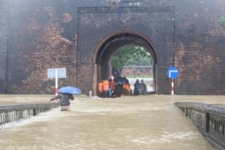 Vì sao miền Trung lại mưa lớn, có vượt kỷ lục của đợt mưa hồi cuối tháng 10?