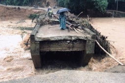 Quảng Ngãi: Nước lũ cuốn gãy đôi cầu, hàng trăm hộ dân bị cô lập