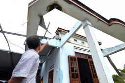 Tin tức trong ngày - Nhân chứng kể phút lốc xoáy quét làm hàng chục nhà tốc mái, 4 người bị thương