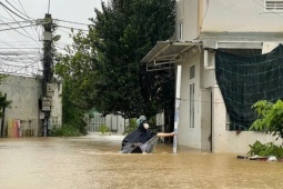 CLIP: Nha Trang nước lũ lên nhanh, cả Quốc lộ lẫn đường sắt bị tê liệt