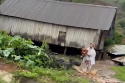 Tin tức trong ngày - CLIP: Người dân tháo chạy khỏi nơi sạt lở núi, vùi lấp nhà