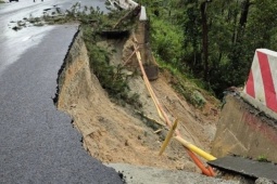Tin tức trong ngày - Đèo Prenn ở Đà Lạt bị "trôi" mảng đường lớn