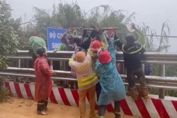 Đã đưa 2 nạn nhân trong vụ sạt lở trên đèo Khánh Lê ra ngoài