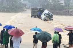 Khoảnh khắc xe tải cùng tài xế bị nước lũ cuốn trôi trên quốc lộ