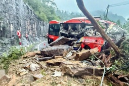 Hình ảnh hiện trường vụ sạt lở trúng xe khách trên đèo Khánh Lê, 6 người tử vong
