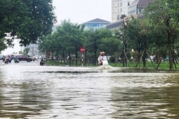 Huế bước vào đợt lũ thứ tư liên tiếp, còi hú cảnh báo vang khắp thành phố