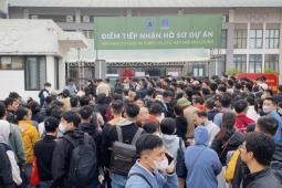 Xếp hàng xuyên đêm để đăng ký mua nhà xã hội