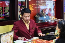 Kinh doanh - Giá vàng tăng gấp đôi sau 1 năm, mẹ mua 5 chỉ cho con đi học bất ngờ lãi lớn