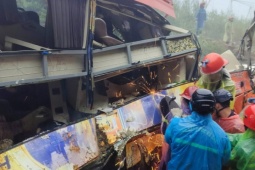 Tin tức trong ngày - Sạt lở khiến 6 người chết ở Khánh Hòa: Cảnh sát cắt khung xe khách tìm 2 thi thể