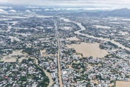 Nha Trang thành biển nước trong trận lụt chưa từng có