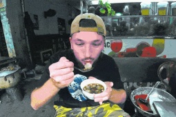 Ẩm thực - Khách Tây thử món lạ giữa ngày lạnh ở Hải Phòng, xuýt xoa khen ngon