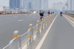 Tin tức trong ngày - Người đàn ông ở Hà Nội gặp rắc rối sau khi ghi hình đoàn xe đạp đi vào làn ô tô