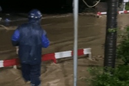 Tin tức trong ngày - Mưa xối xả gây ngập đường sắt ở Khánh Hòa, nhiều tàu phải tạm dừng chạy