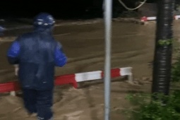 Mưa xối xả gây ngập đường sắt ở Khánh Hòa, nhiều tàu phải tạm dừng...