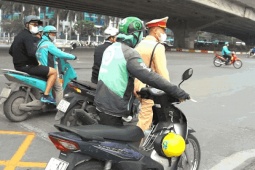 Tin tức trong ngày - Che biển số để né phạt nguội, hàng chục tài xế bị CSGT Hà Nội 'tuýt còi'