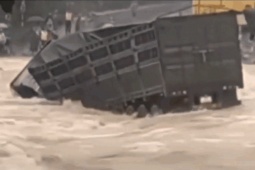 Tin tức trong ngày - CLIP: Giây phút tài xế nhảy khỏi xe đầu kéo trước khi bị lũ cuốn mất tích