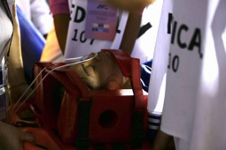 Cầu thủ nữ Singapore ngã quỵ, phải thở oxy khiến sân Thống Nhất nín lặng