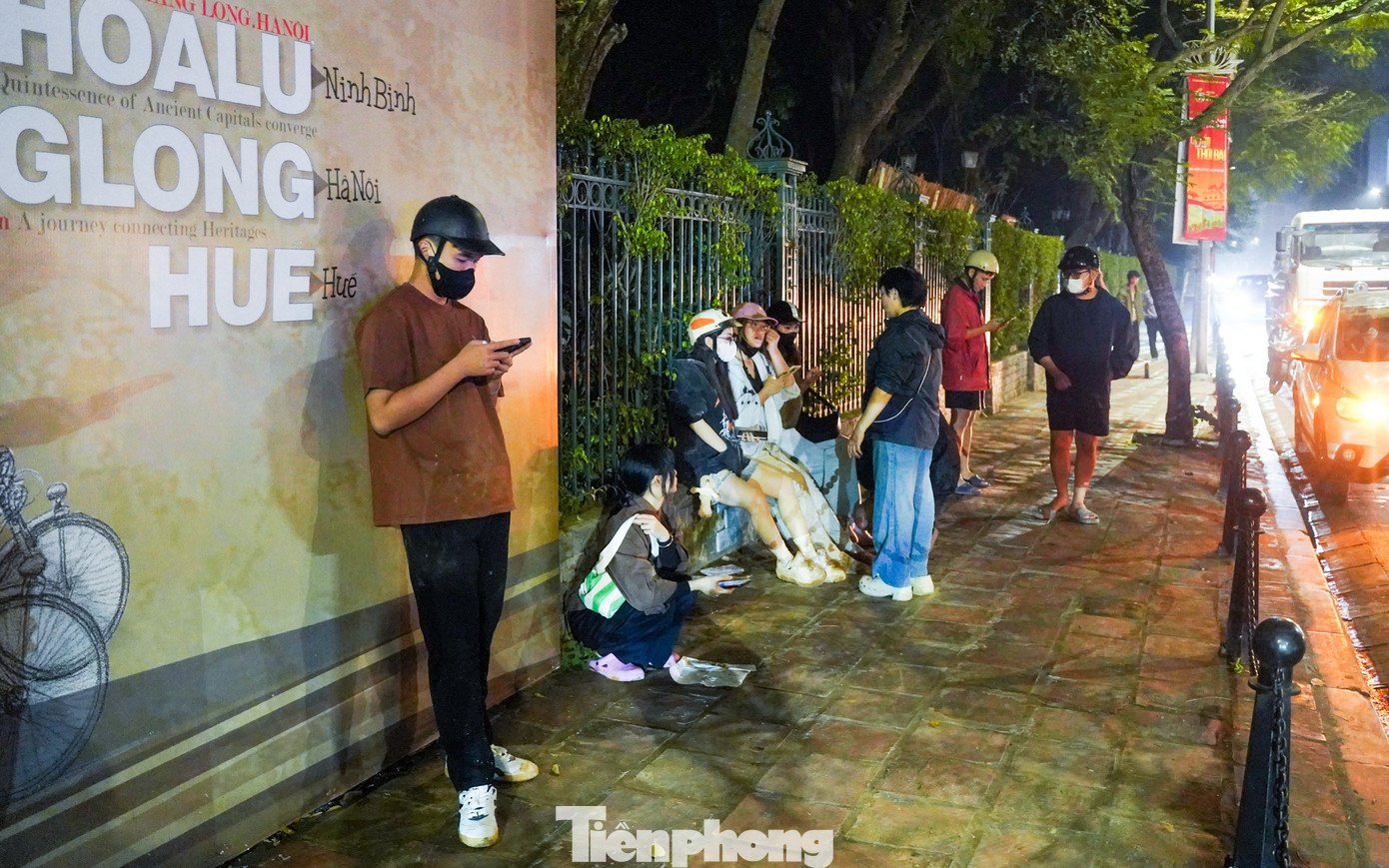 Bùn đất bất ngờ tràn xuống phố Hà Nội, người và xe ngã hàng loạt - 2