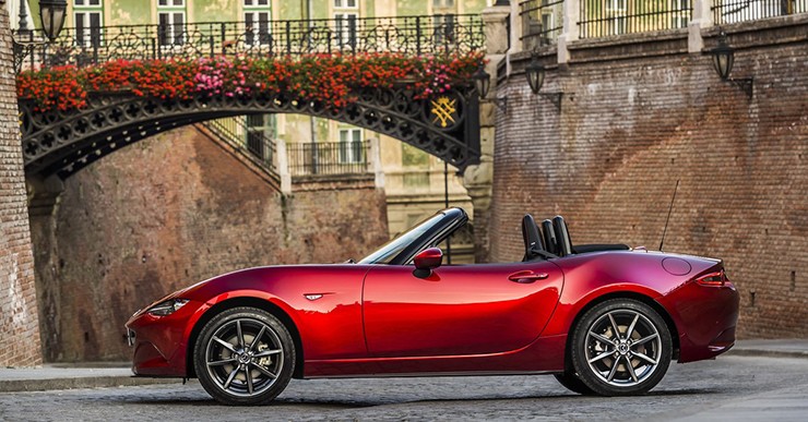 Mazda đã phát triển phiên bản màu đỏ qua nhiều thế hệ khác nhau và đều tạo nét hấp dẫn riêng.