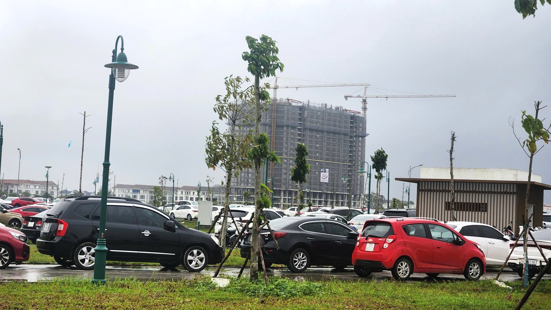 Người dân hối hả di dời tài sản, đưa ô tô và xe máy lên nơi cao. Ảnh: N.D