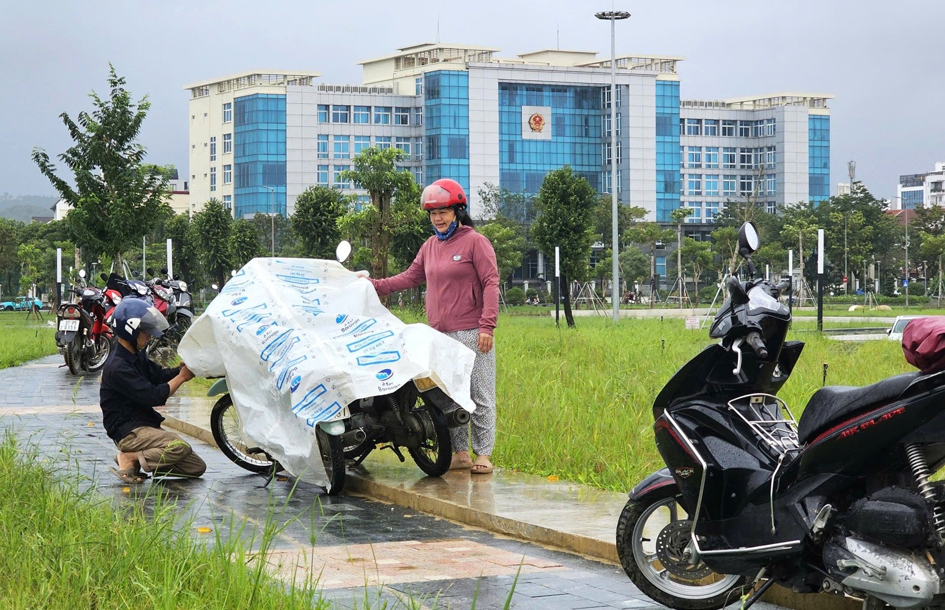 Người dân hối hả di dời tài sản, đưa ô tô và xe máy lên nơi cao. Ảnh: N.D