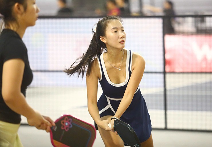 “Tôi chuyển hẳn từ cầu lông sang pickleball. Sau một thời gian tập thử, tôi bị nghiện lúc nào không hay. Hiện tại, hầu như mỗi ngày tôi đều ra sân tập luyện. Tôi khá kỳ vọng sẽ đạt thành tích ở giải đấu này tuy nhiên lại thiếu may mắn nên cảm thấy tiếc nuối. Tôi sẽ cố gắng ở giải lần sau”, Quỳnh Nhi bộc bạch.