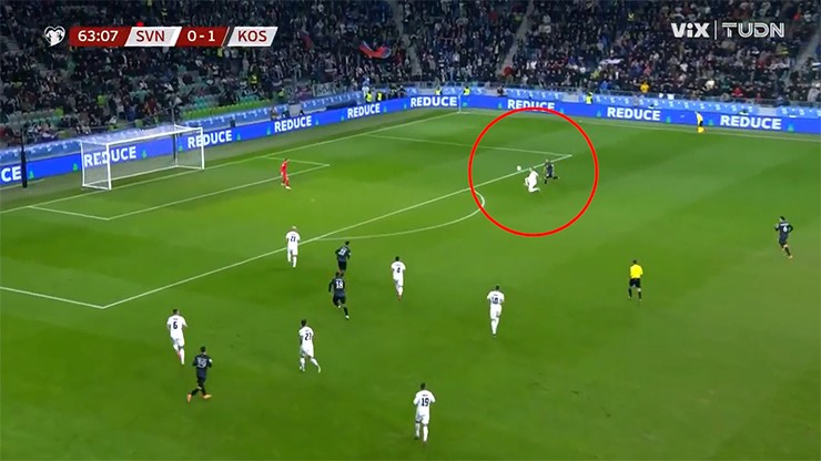 Khoảnh khắc Zan Karnicnik đưa bóng vào lưới đội nhà