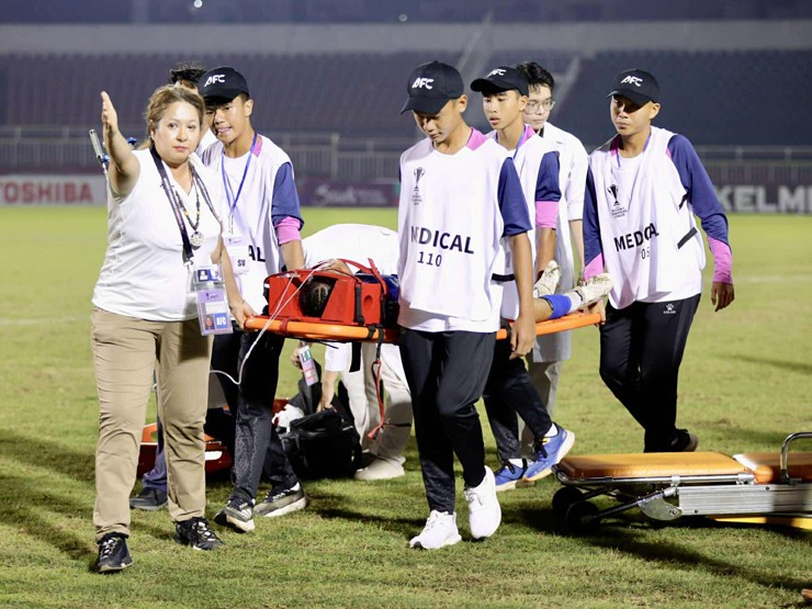 Cầu thủ nữ Singapore ngã quỵ, phải thở oxy khiến sân Thống Nhất nín lặng - 4