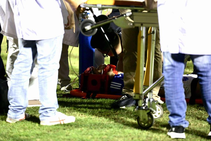 Cầu thủ nữ Singapore ngã quỵ, phải thở oxy khiến sân Thống Nhất nín lặng - 3