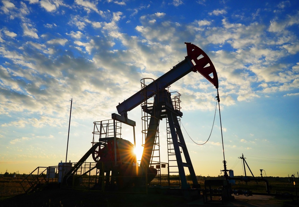 Giá dầu giảm mạnh sau cú phản công của Ukraine vào hạ tầng năng lượng Nga - 1