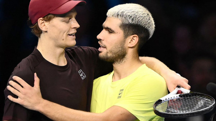 Alcaraz (tóc vàng) đã thua đối thủ giỏi hơn, đó là Sinner (đội mũ) trong trận chung kết ATP Finals 2025