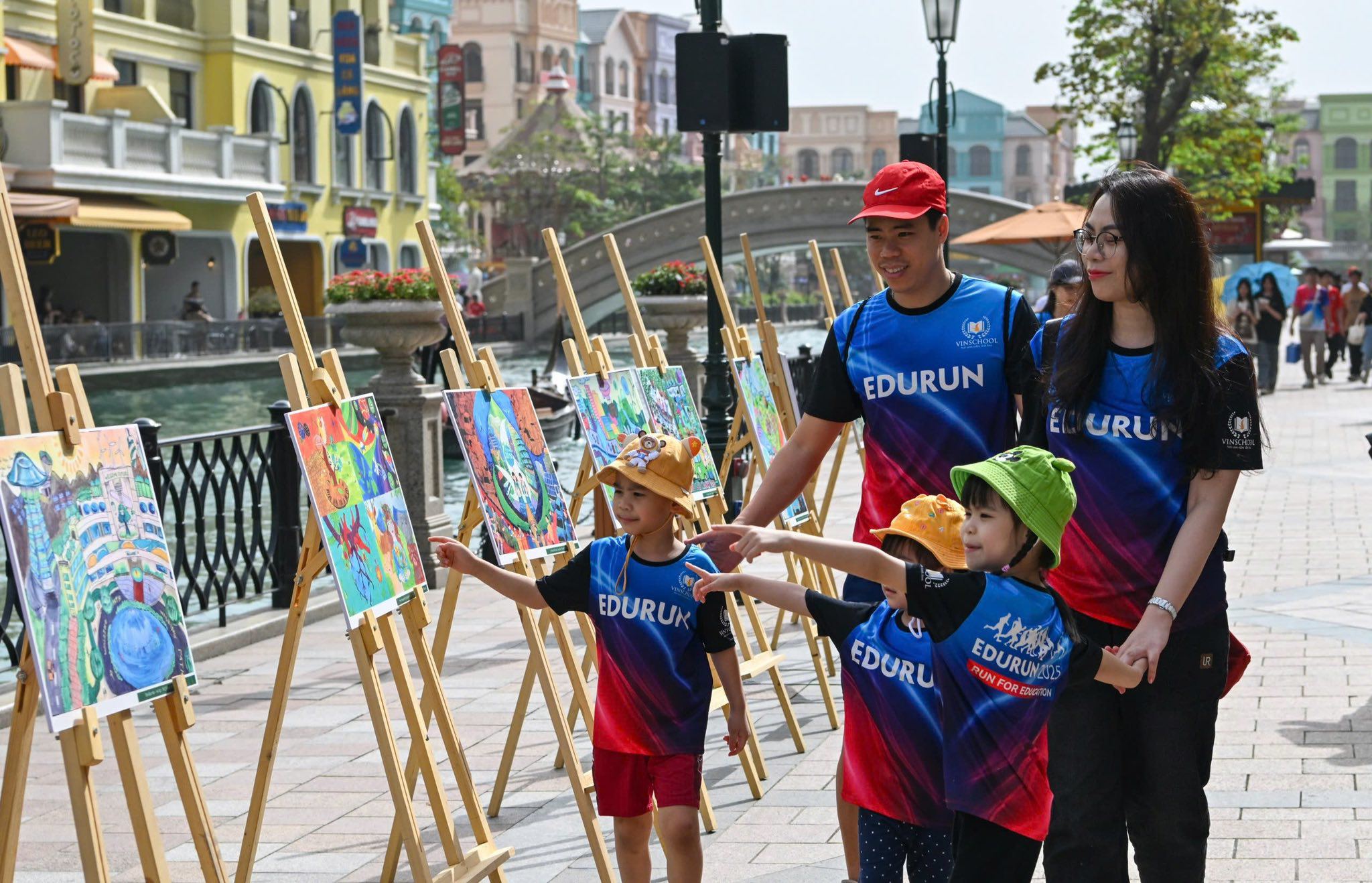 Các tác phẩm tranh vẽ từ cuộc thi “Gửi Tương Lai Xanh 2050” mùa 1 được giới thiệu trưng bày tại sự kiện “Ngày Hội Xanh 2025” do Vingroup tổ chức vào tháng 3/2025. Ảnh: QVTLX.