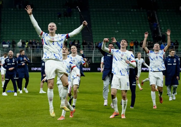 Haaland cùng các đồng đội ăn mừng tấm vé dự World Cup