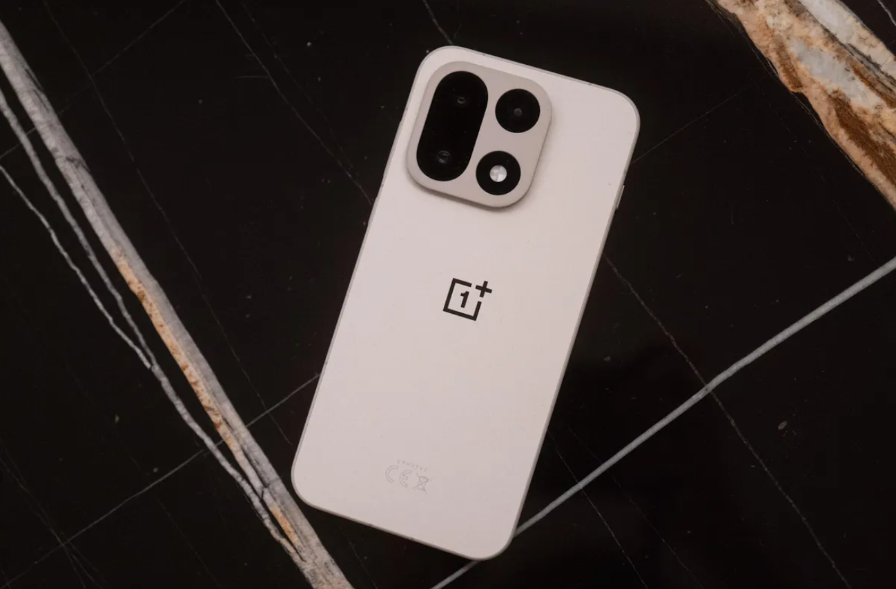 OnePlus 15 cung cấp khả năng sạc cực nhanh.