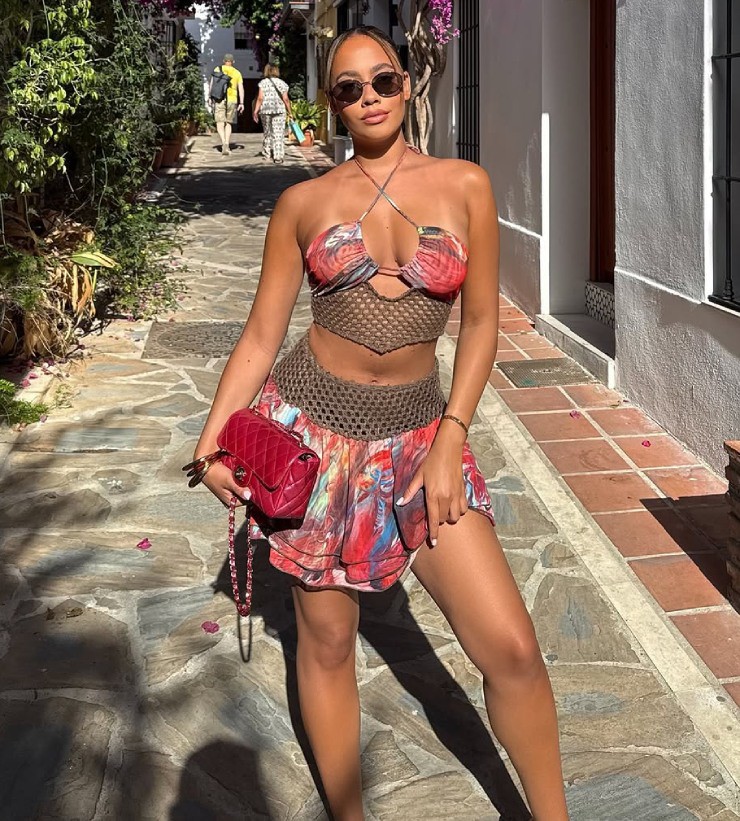 Lauren Bowry và Troy Parrott công khai hẹn hò từ năm 4/2022, thường xuyên đồng hành với nhau qua các trận đấu cũng như du lịch nhiều địa điểm trên thế giới