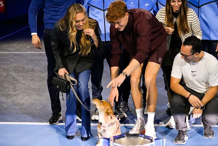 Sinner và Hasanovic ăn mừng cùng chú cún của cô và đội ngũ hỗ trợ của tay vợt người Italia