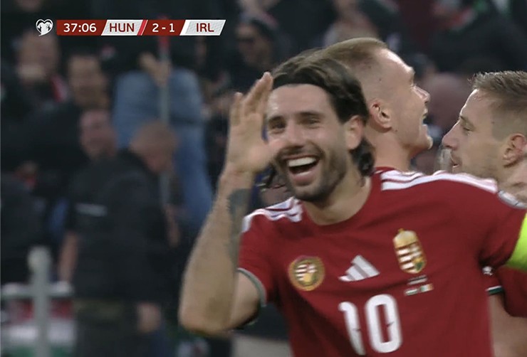 Szoboszlai ăn mừng khi đồng đội ghi bàn vào lưới Ireland