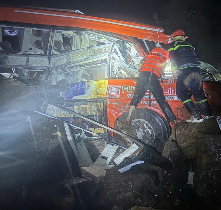 Xe khách bị đất đá vùi khiến 6 người tử vong và 19 người bị thương.