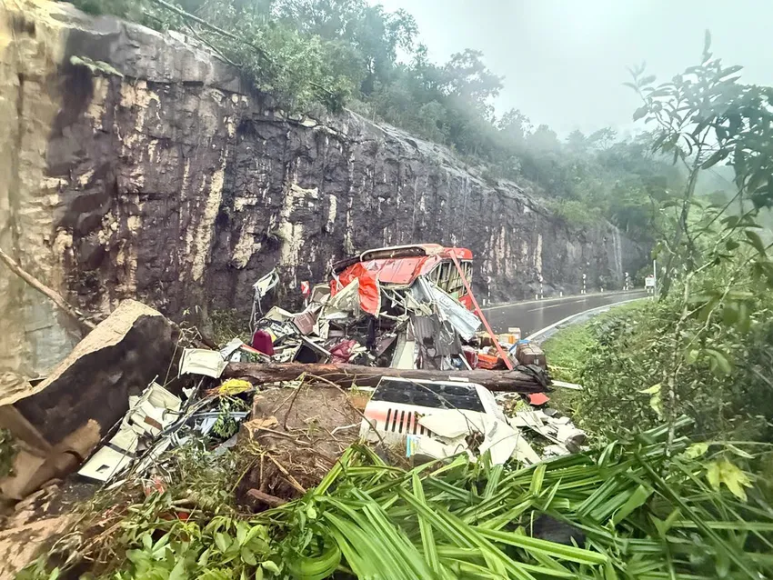 Sạt lở trên đèo Khánh Lê trúng ô tô khách, 6 người tử vong - 3