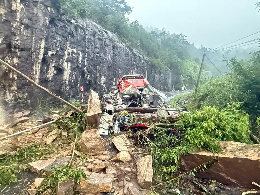 Sạt lở trên đèo Khánh Lê trúng ô tô khách, 6 người tử vong - 2