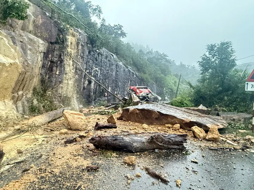 Sạt lở trên đèo Khánh Lê trúng ô tô khách, 6 người tử vong - 4