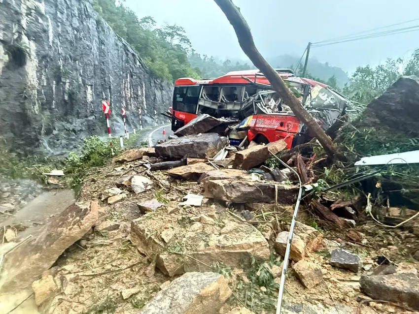Sạt lở trên đèo Khánh Lê trúng ô tô khách, 6 người tử vong - 6