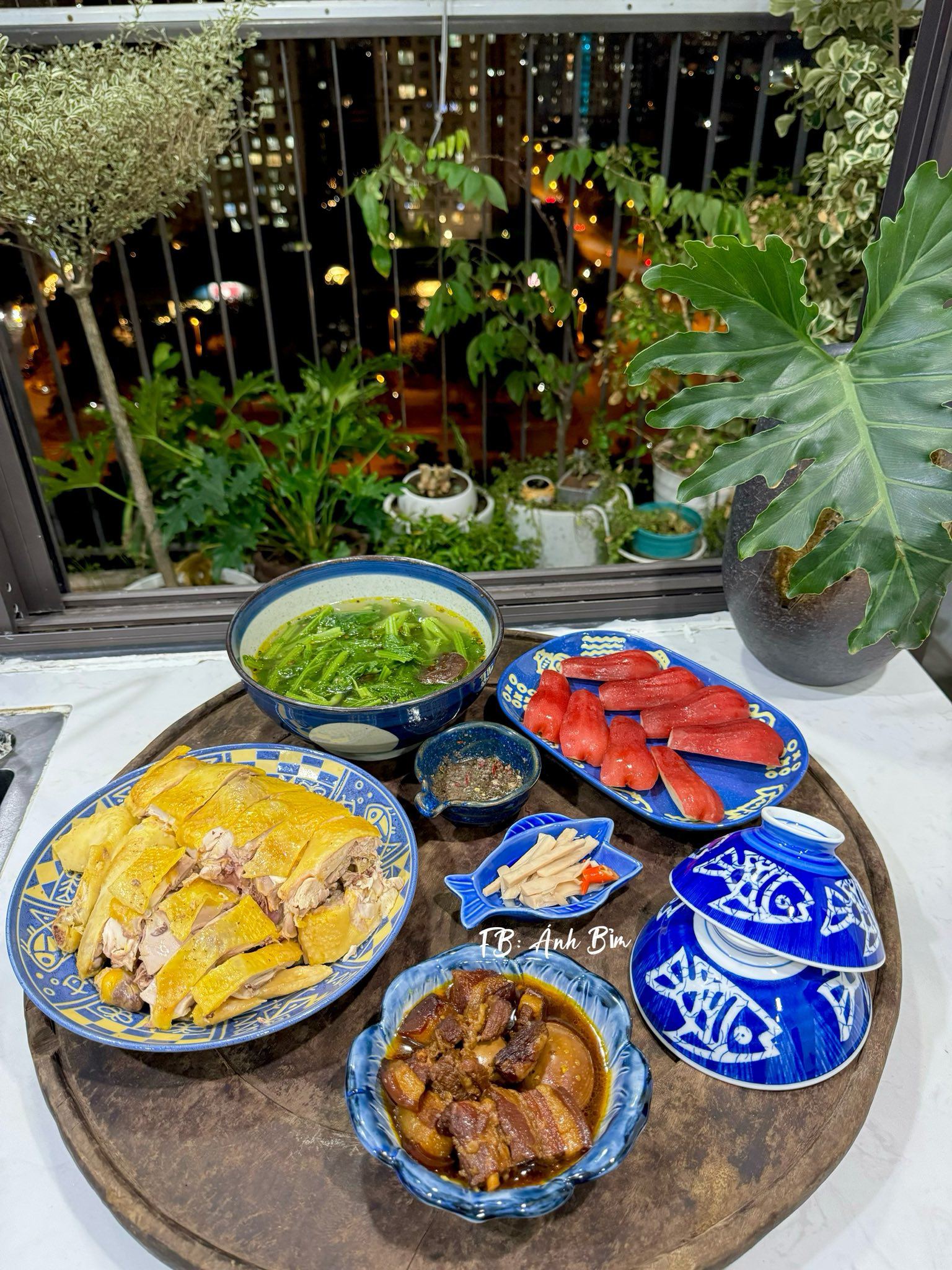 Gà luộc - Thịt kho - Canh rau cải - Roi đỏ