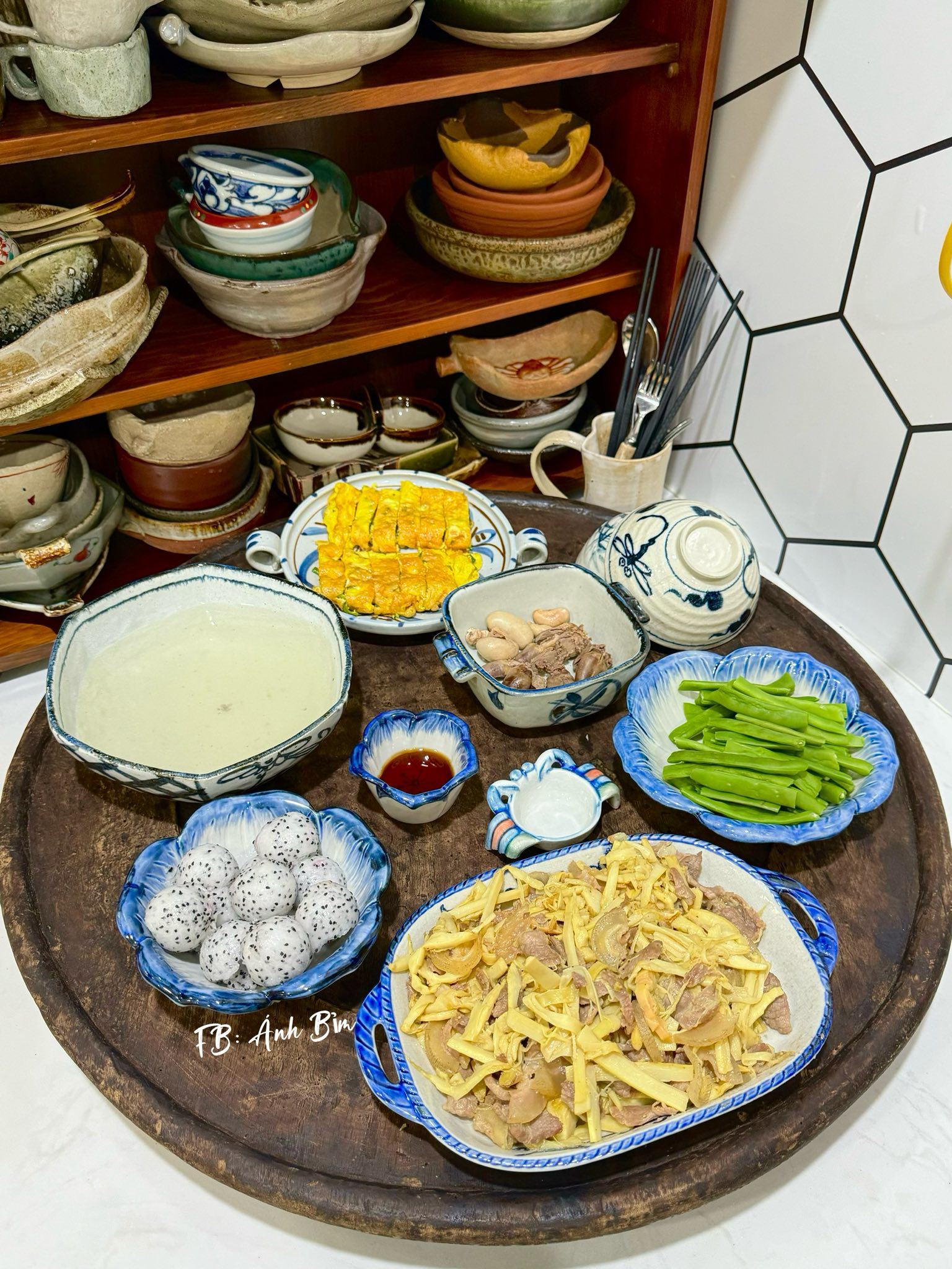 Thịt bê xào măng - Trứng rán - Đỗ luộc - Thanh long