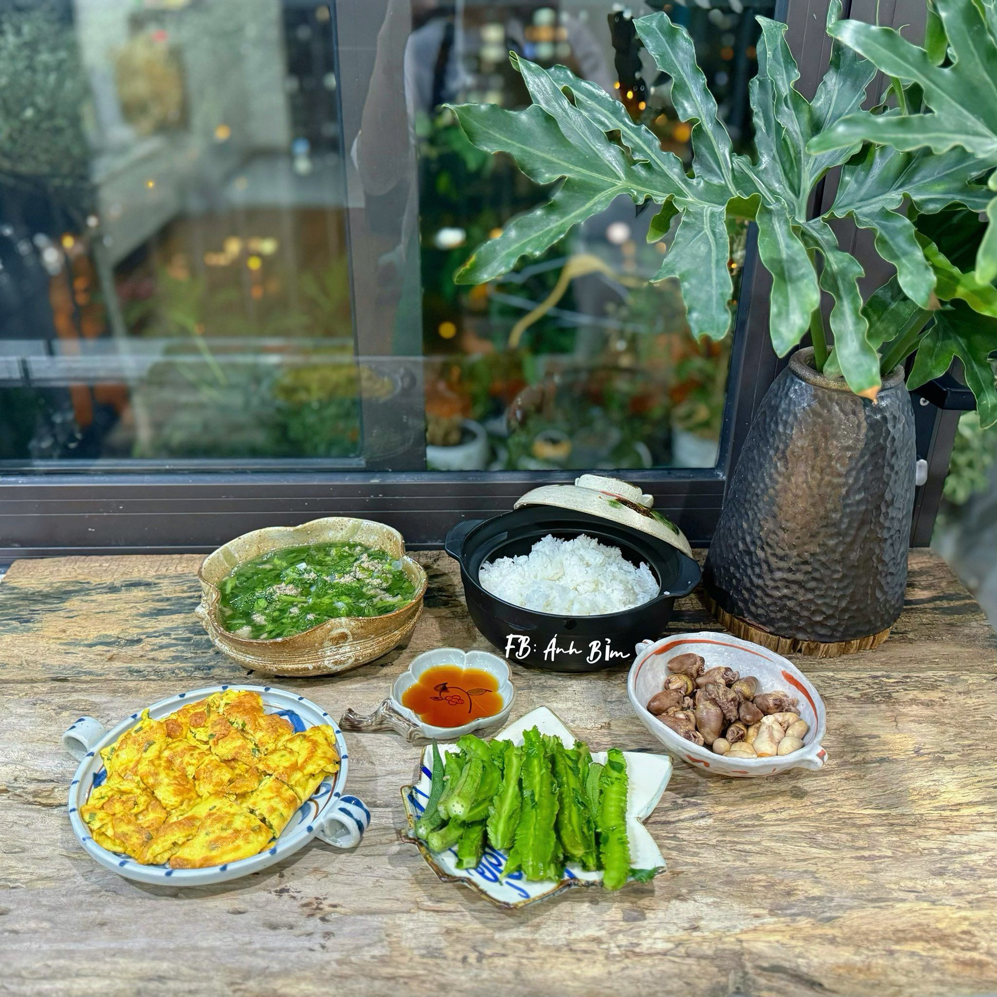 Tim, kê gà luộc - Trứng rán - Đỗ khế luộc - Canh rau cải